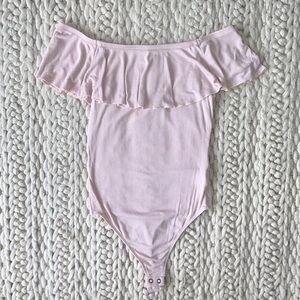 Express Off the Shoulder Ribbed Bodysuit in Light Pink/Mauve - Size: S